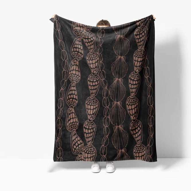 Shell Lei Outline Throw Blanket
